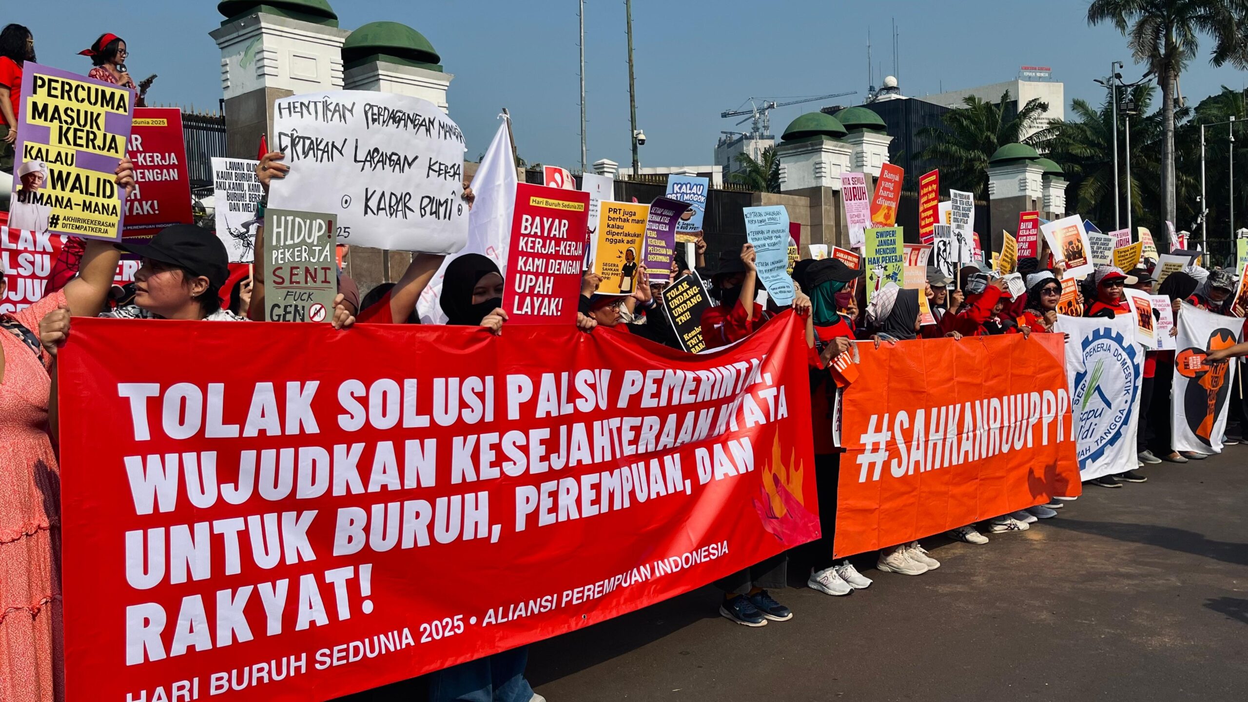 Perempuan di Barisan Depan: Suara dan Tuntutan Buruh Perempuan dalam Aksi Mayday 2025